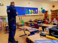 Policjant prowadzi lekcje w szkole