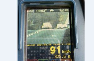 Na zdjęciu ekran laserowego miernika prędkości z pomiarem prędkości auta 91 kilometrów na godzinę.
