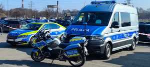 Na zdjęciu policyjny furgon, policyjny radiowóz typu ścigacz i policyjny motocykl.