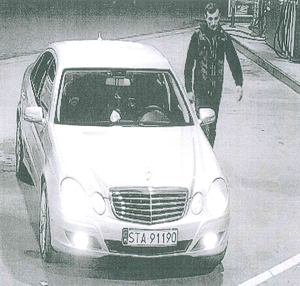 Na zdjęciu samochód marki mercedes i podchodzący do niego mężczyzna.