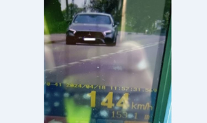 Na zdjęciu samochód zarejestrowany przez wideorejestrator i duży wynik pomiaru 144 kilometry na godzinę.